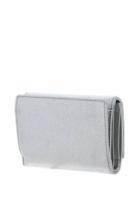 Portefeuille en cuir argenté avec une surface texturée, de forme rectangulaire et des détails de coutures. Présente un design pliable en trois pour un rangement compact.
