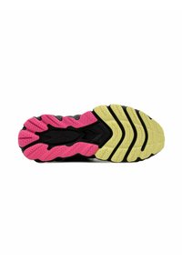 Suela de un zapato con un patrón en zigzag que incluye secciones en negro, rosa y amarillo. Goma texturizada para agarre y estabilidad.