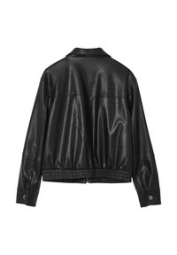 Giacca in faux leather nera con vestibilità morbida, vita elastica e polsini con bottoni. Texture liscia con una finitura lucida.