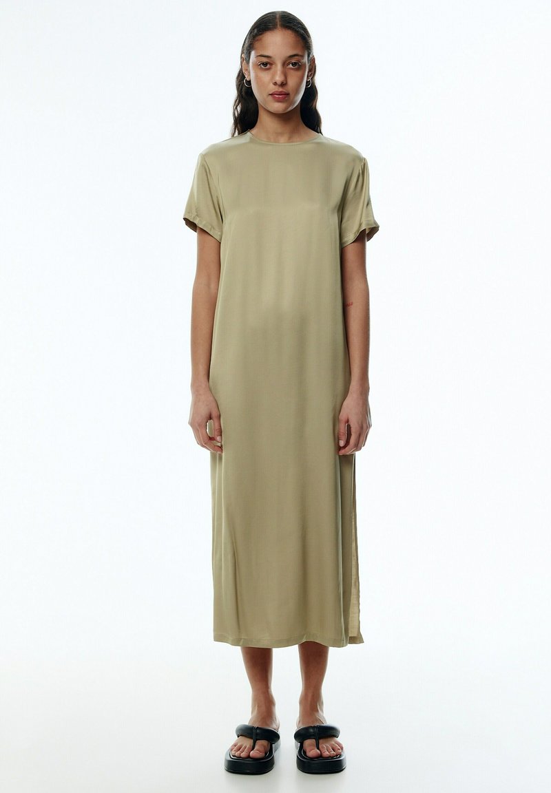 Olivgrünes Midikleid mit geradem Schnitt, kurzen umgeschlagenen Ärmeln und seitlichen Schlitzen, gefertigt aus weichem, glattem Stoff.