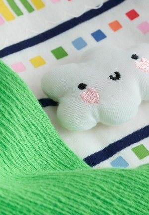 Pluche speelgoed in de vorm van een wolk in lichtgroen met geborduurde gezichtskenmerken, vergezeld door een getextureerde felgroene stof en een patroonrijke witte achtergrond.