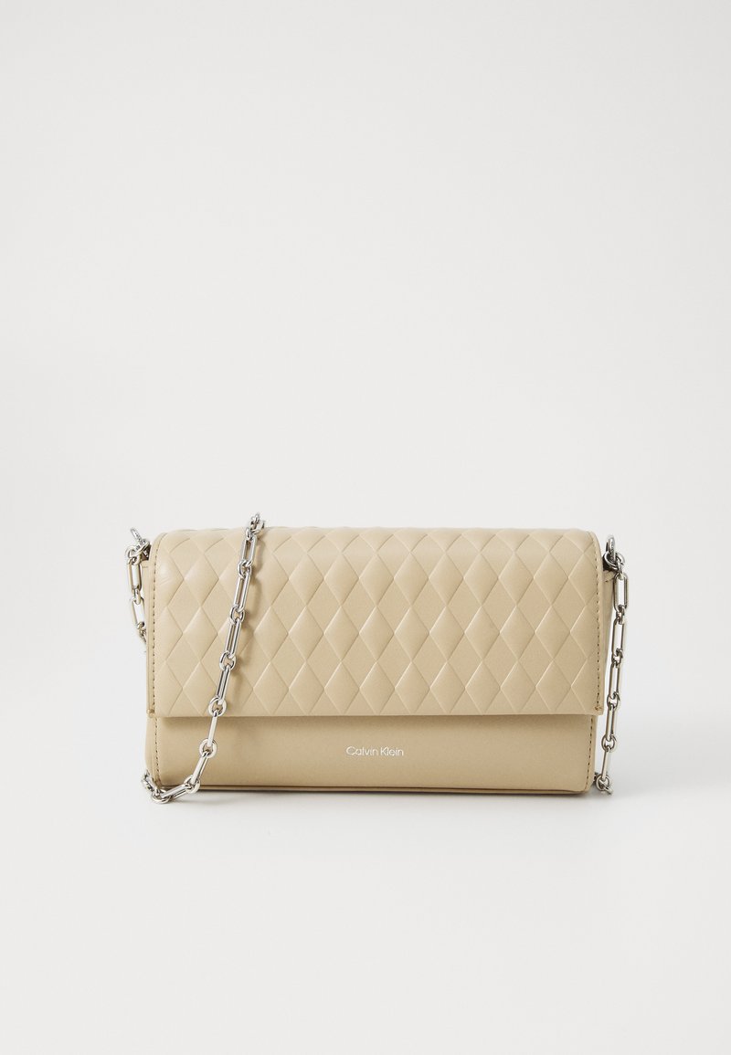 Calvin Klein MINI QUILT CHAIN MINI  - Axelremsväska - crockery