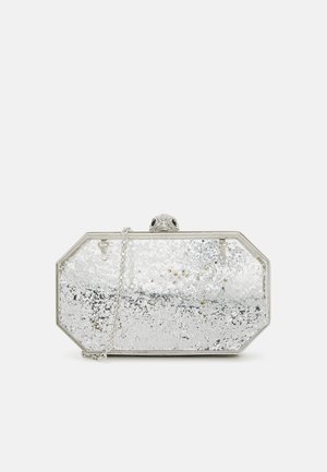 Pochette pailletée argentée de forme octogonale, avec un panneau transparent, une bandoulière chaîne et un fermoir décoratif en forme de grenouille.