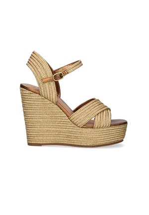 Sandalia beige de cuña tejida con tira en el tobillo y hebilla, con tiras cruzadas sobre los dedos y tacón alto con plataforma.