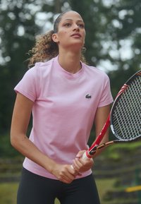 Lacoste Sport CLASSIC - Paprasti marškinėliai - gelato