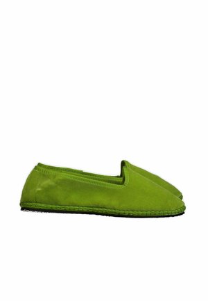 Coppia di scarpe slip-on in suede verde con dettagli cuciti e suole nere, viste di lato su sfondo bianco.