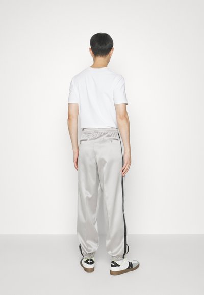 Neil Barrett RELAXED LOOSE AVIATOR DIAGONAL POCKETS TROUSERS - Παντελόνι φόρμας - silver-coloured/black