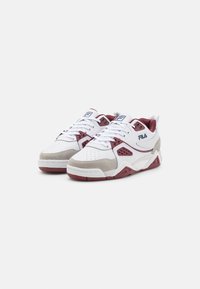 Sneaker bianchi e grigi con accenti bordeaux, dotati di motivi perforati, chiusura con lacci, colletto imbottito e design della suola spessa.