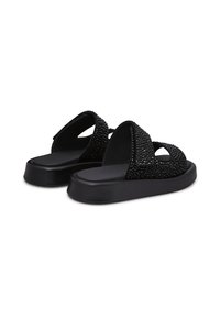 Infradito neri con parte superiore testurizzata nera e decorazioni, design aperto sulla punta e suola in gomma spessa per maggiore comfort.