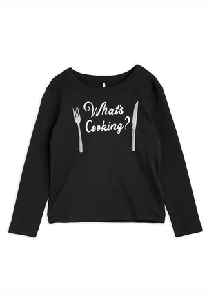 Schwarzes Sweatshirt mit langen Ärmeln, auf der Vorderseite mit weißem Text "What's Cooking?" und Illustrationen von Gabel und Messer. Weicher Stoff.