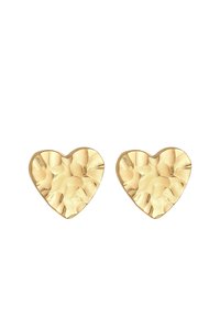 Orecchini a forma di cuore in oro con una texture martellata, caratterizzati da un bordo liscio. Le dimensioni sono compatte e adatte per l'uso quotidiano.