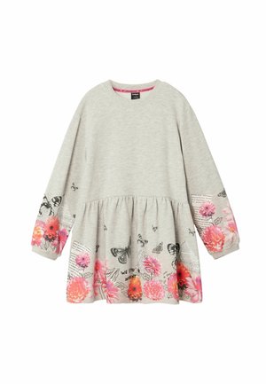 Robe gris clair à manches longues, ornée d’imprimés fleurs roses et orange et papillons noirs sur l’ourlet et les manches, taille froncée, encolure ronde.