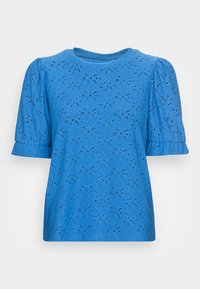 Modrá blůza s kr�átkým rukávem, zdobená očkovým krajkovým vzorem, kulatým výstřihem a nabíranými rukávy končícími v řasených manžetách.