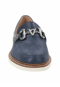 Zapato de piel azul marino tipo mocasín con punta redonda, que presenta una cadena decorativa plateada y una correa negra en contraste. Suela de goma blanca.
