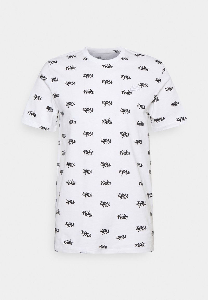 T-shirt blanc Nike à manches courtes avec un motif répétitif en script noir "nike" dans différentes orientations.