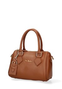 Bruine handtas van textuurleer met dubbele handvatten, gouden rits, gouden logo en een aangehechte leren bagagetag.