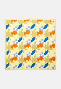 Tissu carré avec un motif floral abstrait répétitif en jaune, orange, bleu et vert sur un fond jaune pâle, bordé d'un ourlet jaune.