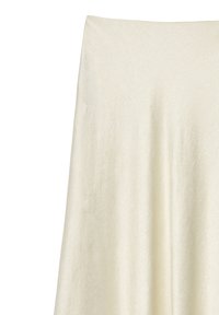 Švelniai blizgantis dramblio kaulo spalvos A formos sijonas su tekstūra ir švelniais klostavimais, parodytas ant balto fono.