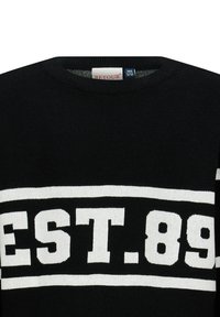 Czarny sweter z białymi poziomymi paskami oraz dużym białym napisem "EST. 89" na klatce piersiowej, metka rozmiarowa pokazująca 140 9/10.