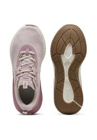 Scarpe da ginnastica rosa chiaro con tomaia in rete traspirante, suola intermedia bianca e suola esterna in gomma marrone con motivi di grip testurizzati.
