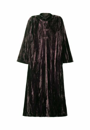 Long manteau en velours prune foncé avec une apparence texturée et froissée. Doté d'un col montant et de fermetures à crochet décoratives à l'avant.