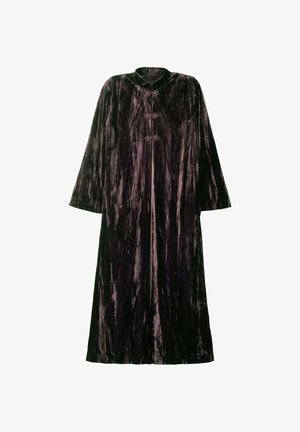 Long manteau en velours prune foncé avec une apparence texturée et froissée. Doté d'un col montant et de fermetures à crochet décoratives à l'avant.