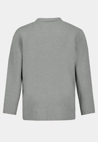 Camisa gris de manga larga con un corte relajado, que presenta un cuello sencillo, una textura suave y sin patrones ni acentos visibles. Se muestra la vista trasera.