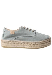 Espadrilla in tela grigia chiara con suola in juta intrecciata. Presenta un design con lacci e un piccolo logo sul lato. Casual e traspirante.