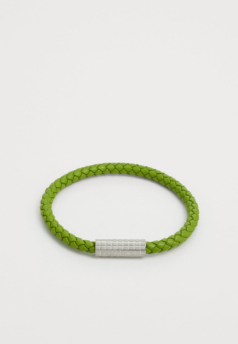 Pulseira de couro trançado verde com um fecho de metal prateado texturizado apresentando o nome da marca. Acabamento liso com uma forma arredondada.