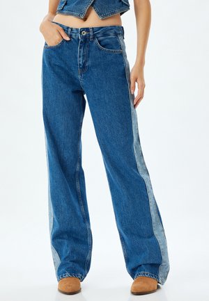 Pantalones vaqueros de pierna ancha hechos de denim azul con paneles laterales en un tono más claro, cinco bolsillos, trabillas para el cinturón y cierre de botón.