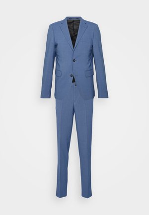 Costume deux pièces en tissu bleu clair, comprenant une veste à un bouton avec deux boutons, et un pantalon droit à devant plat.