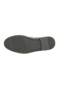 Schwarze Gummisohle mit einem strukturierten Grip-Muster und einem leichten Absatz; verfügt über eine genähte Kante und die Markenbezeichnung "GANT" auf der Sohle.