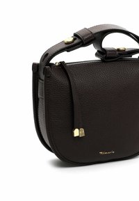 Ciemnobrązowa, teksturowana skórzana torebka typu crossbody z złotym zamkiem, regulowanym paskiem z guzikiem oraz małym złotym logo "Tamaris" z przodu.