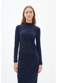Námornícke šaty s dlhým rukávom z mäkkého, elastického materiálu s vysokým golierom a drapériou v oblasti pása, čo vytvára elegantný siluetu.