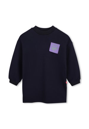 Sort langærmet sweatshirt med ribbet krave og manchetter, med en lilla firkantet lap med et grønt hjerte og ordet "love" på brystet.