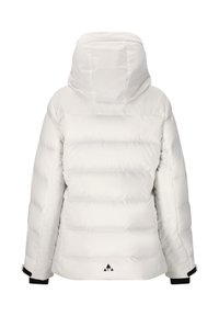 Weißer Puffer-Jacke mit Kapuze, ausgestattet mit gesteppten Bereichen, elastischen Bündchen und einem kleinen schwarzen Logo auf der Rückseite nahe dem Saum.