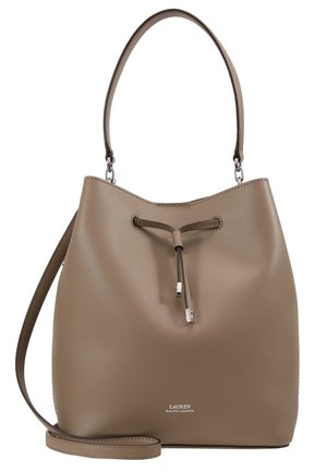 Bolso tipo bucket de cuero color topo con asa de hombro ajustable y cierre con cordón, con logo Ralph Lauren pequeño en blanco.