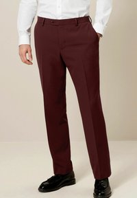 Bordeaux skræddersyede bukser med en glat tekstur, slim fit, flad front og bæltestropper. Kombineret med sorte dress sko for et formelt udseende.