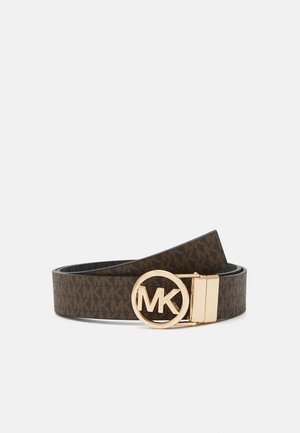 Brunt designerbælte med gentaget MK-logo mønster og rund guldlås med MK-initialer.