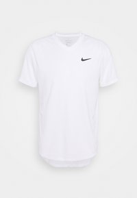 Vit Nike Dri-FIT t-shirt med kort ärm och V-hals, med en liten svart swoosh-logotyp på vänster bröst. Slät textur, atletisk passform.