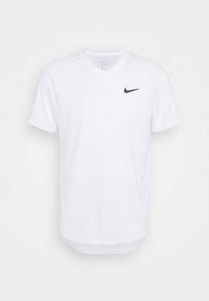 Vit Nike Dri-FIT t-shirt med kort ärm och V-hals, med en liten svart swoosh-logotyp på vänster bröst. Slät textur, atletisk passform.