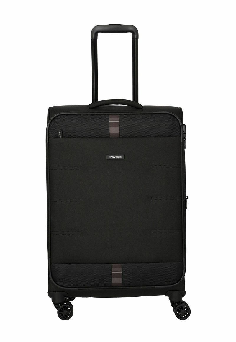 Schwarzer Rollkoffer mit strukturierter Oberfläche, ausziehbarem Griff und leichtgängigen Rollen. Verfügt über drei horizontale Akzentstreifen.