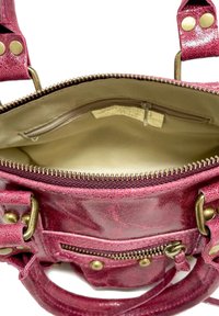 Rosa Lederhandtasche mit strukturierter Oberfläche, Hardware in Goldtönen, Reißverschluss und einem Innenfach. Verfügt über zwei Griffe und einen dekorativen Reißverschluss.
