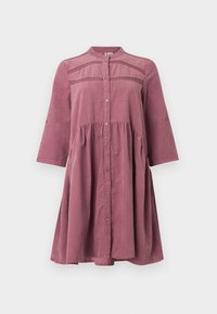 Robe mauve à manches longues boutonnée, taille froncée, détails en dentelle sur la poitrine et col montant sur un fond uni.