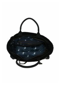 Sac à main noir avec extérieur en peluche, poignées supérieures et fermeture éclair. L'intérieur présente un tissu bleu avec un motif blanc répété et une poche supplémentaire.