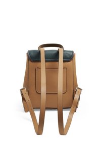 Brązowy plecak skórzany z regulowanymi paskami, górnym uchwytem i ciemnozieloną, teksturowaną klapą zamykającą na białym tle.