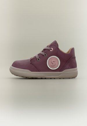 Fioletowy dziecięcy sneaker z jasno-różowymi sznurówkami, beżową podeszwą i okrągłym różowym logo po boku, pokazany z lewej strony.
