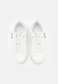 Białe skórzane trampki z zaokrąglonym czubkiem, teksturowanymi akcentami po bokach, płaskimi sznurowadłami oraz detalem w postaci zamka błyskawicznego z boku. Rozmiar oznaczony jako 37 wewnątrz.