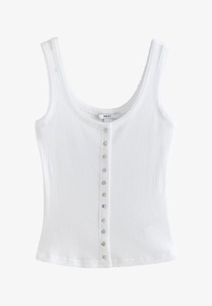 Camiseta sin mangas blanca acanalada con cuello redondo y una fila central de pequeños botones de arriba a abajo.