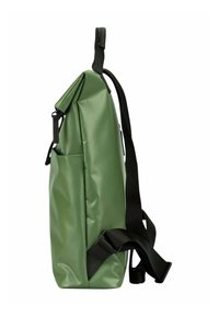 Sac à dos vert avec une finition texturée, doté d'une poche latérale, d'une sangle noire réglable et d'une fermeture roulée pour un accès sécurisé.